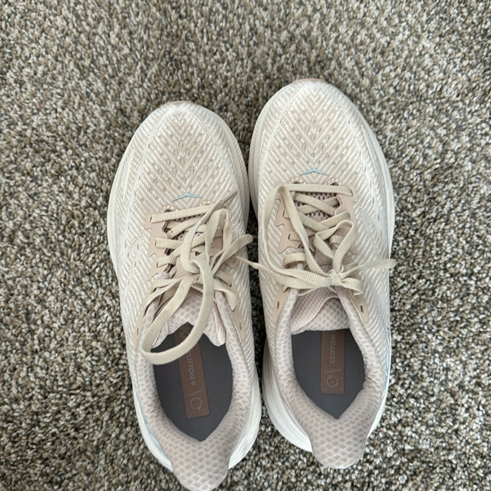 Hoka Clifton 9 in beige